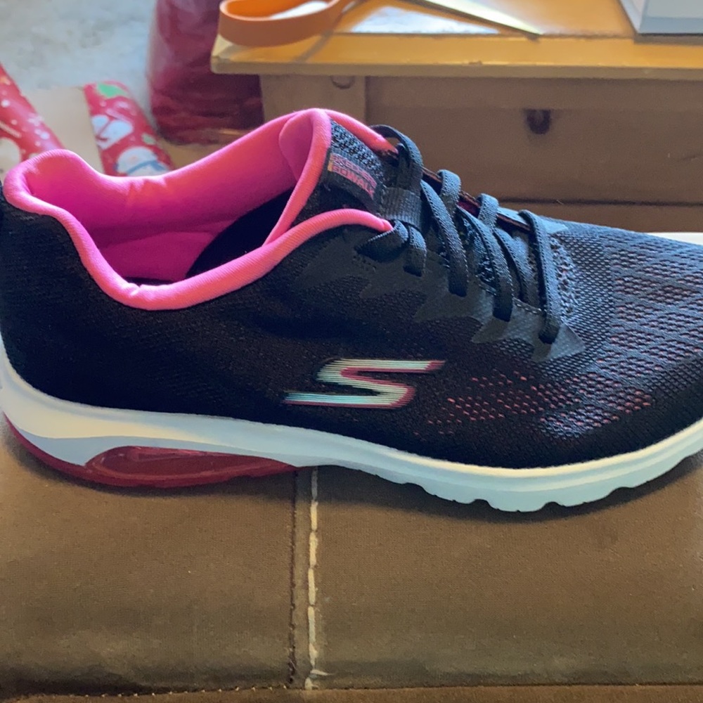 Women’s Sketchers tennis shoes new without tag.